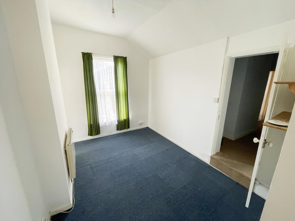 Lot: 76 - FREEHOLD MIXED USE INVESTMENT - Flat three bedroom/living room